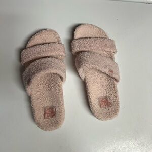 Reef Women's Cream Fuzzy Slippers